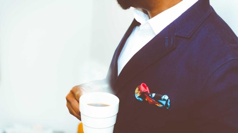 Representación conceptual de seguridad en biología sintética y edición genética con interfaces digitales