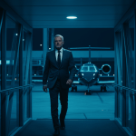 Ejecutivo corporativo caminando hacia un avión privado en un entorno de alta seguridad para viajes de negocios