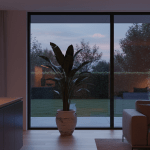 Interior de un hogar moderno y luminoso que transmite paz y tranquilidad, representando la seguridad en la era digital.