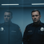 Guardia de seguridad privada en un entorno corporativo moderno y profesional