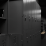 Primer plano de taquilla de gimnasio abierta con objetos de valor desprotegidos resaltando la falta de seguridad en vestuarios.