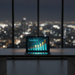 Sistema de gestión contable estratégica para empresas de seguridad privada con gráficos financieros en tablet