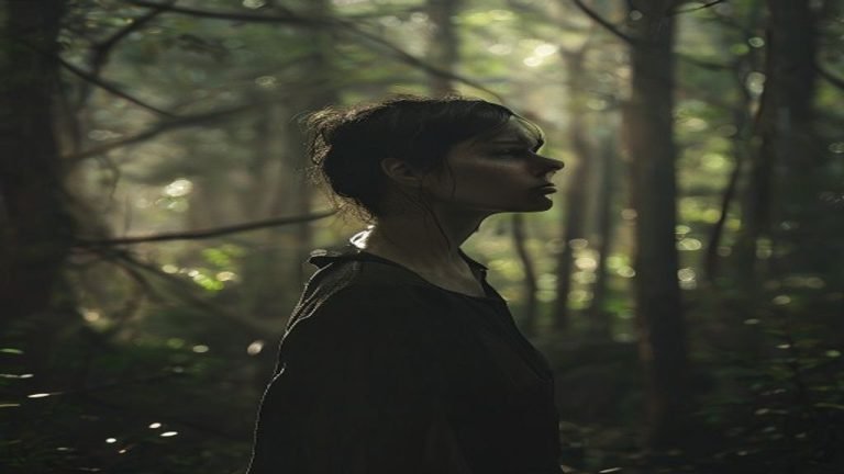 Persona en actitud de alerta instintiva en un bosque, simbolizando la intuición y el valor biológico de la sospecha para la seguridad personal y la toma de decisiones.