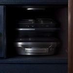 Caja fuerte de hotel abierta con pasaporte y objetos de valor, símbolo de seguridad en viajes.