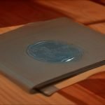 Documento técnico de ciberseguridad con diagramas, brújula y servidor en miniatura sobre escritorio de madera.