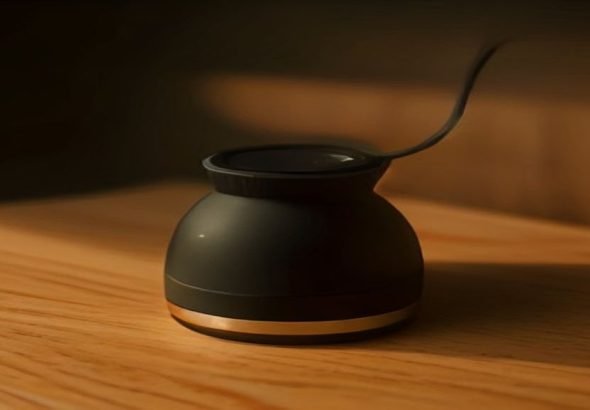 Dispositivo rastreador Bluetooth oculto junto a un smartphone con detector de señales