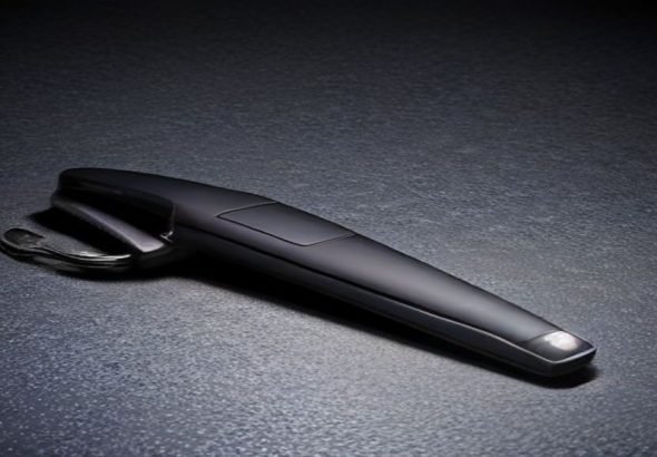 Llave de coche eléctrico dentro de una funda bloqueadora de señal Faraday para protección antirrobo y clonación.
