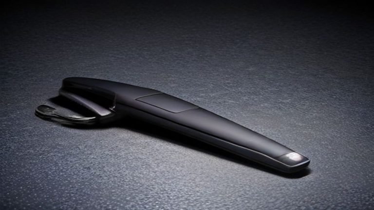 Llave de coche eléctrico dentro de una funda bloqueadora de señal Faraday para protección antirrobo y clonación.