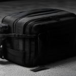 Mochila de emergencia con equipo de supervivencia esencial para entornos urbanos.