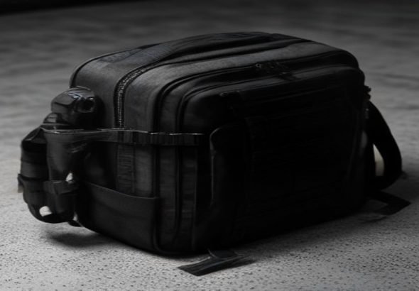 Mochila de emergencia con equipo de supervivencia esencial para entornos urbanos.