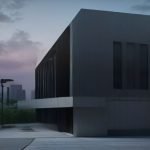 Cámara de seguridad moderna de tipo domo instalada en la esquina de un edificio contemporáneo, con una persona caminando en primer plano, simbolizando vigilancia y protección urbana.